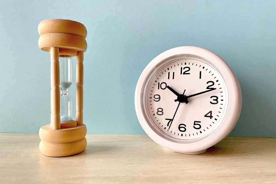 Foto: Sanduhr und Uhr